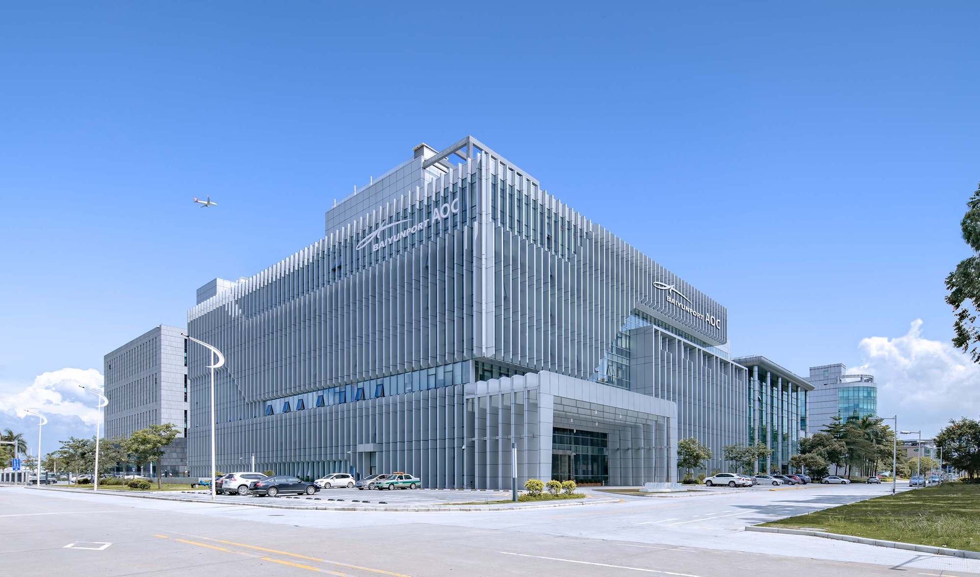 白云国际机场综合服务大楼建筑实景